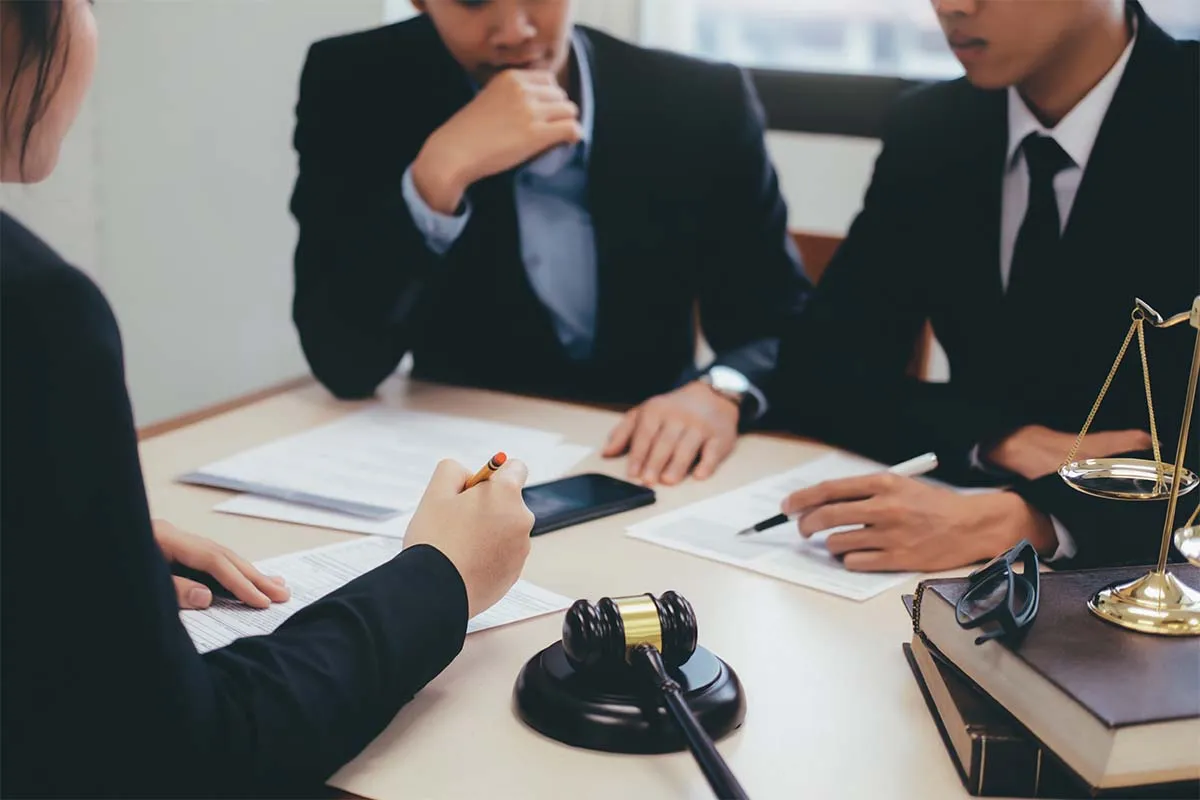 Real Estate Legal Advisor vs Broker UAE